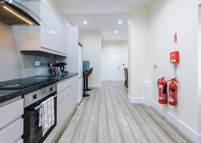 Semesterbostad Sleeps 13, Free Parking, Near Etihad & C0-0p Live, 4br *