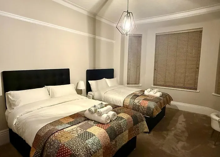 Large Luxury 4 Bedroom With Parking Manchester