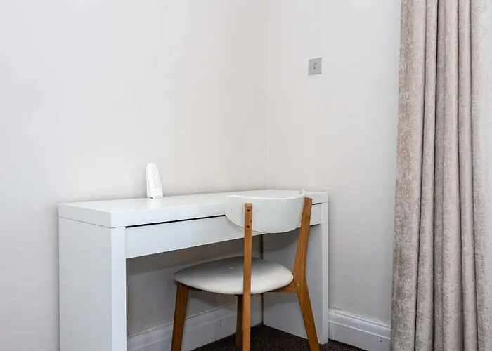 Detached House In Prestwich Sleeps 10 With Parking *