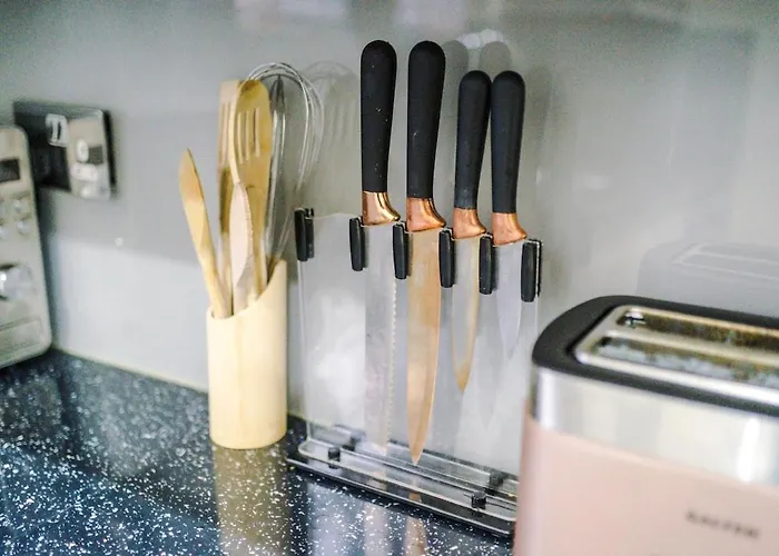 Semesterbostad Sleeps 13, Free Parking, Near Etihad & C0-0p Live, 4br