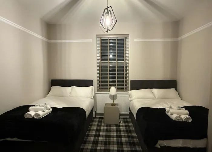 Large Luxury 4 Bedroom With Parking * Manchester