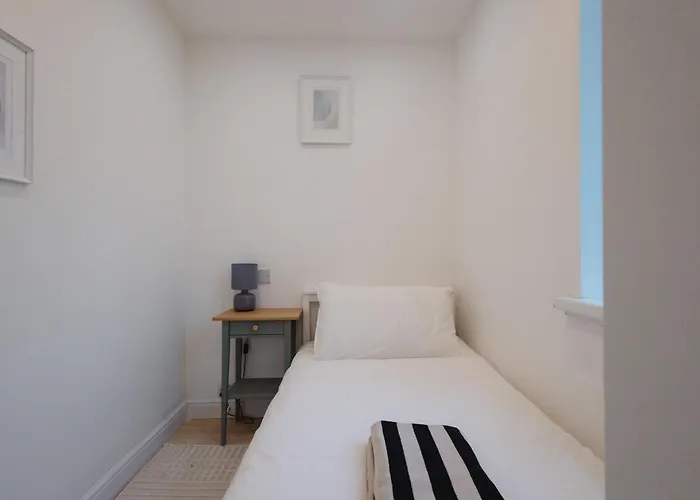 3 Bedroom House In Salford - Sleeps 6 Guests, Contractors, Groups, Families, Business, Leisute & Relocation Welcome, 15 Minutes From Centre, Fast Wi-fi, Smart Tv In Each Bedroom And Free Parking, Long & Short Welcome