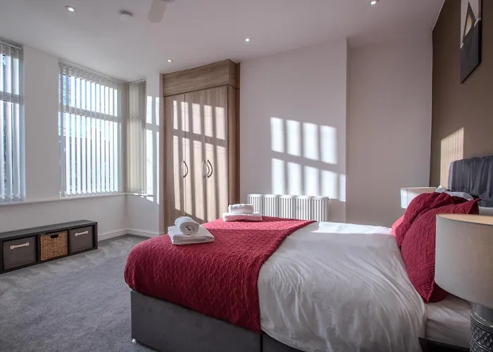 Modern&spacious 4-bedroom Home, Family&contractor Friendly, Сasa de vacaciones