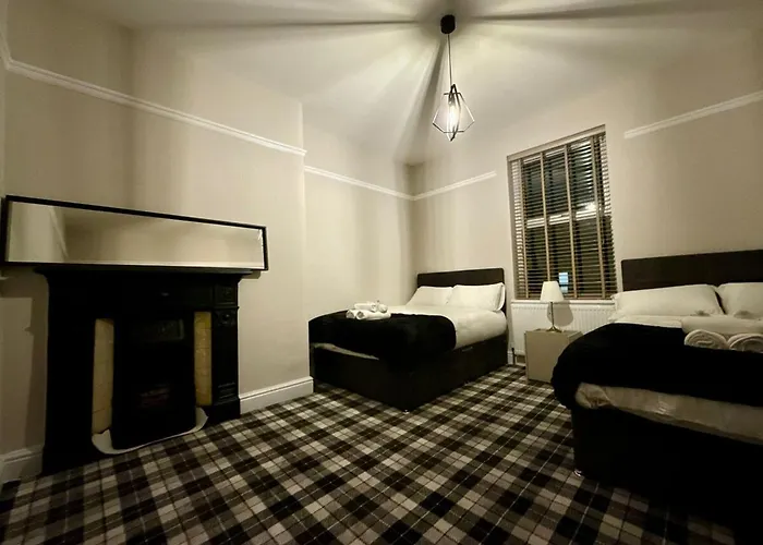 Large Luxury 4 Bedroom With Parking *