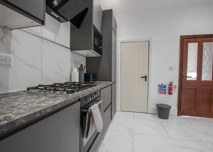 Modern&spacious 4-bedroom Home, Family&contractor Friendly, Сasa de vacaciones