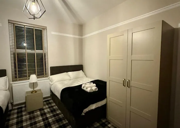 Large Luxury 4 Bedroom With Parking Дом отдыха *