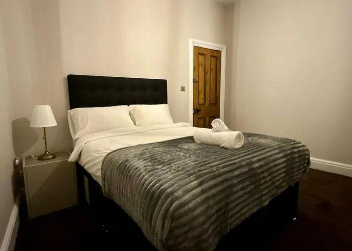 Large Luxury 4 Bedroom With Parking Ferienhaus