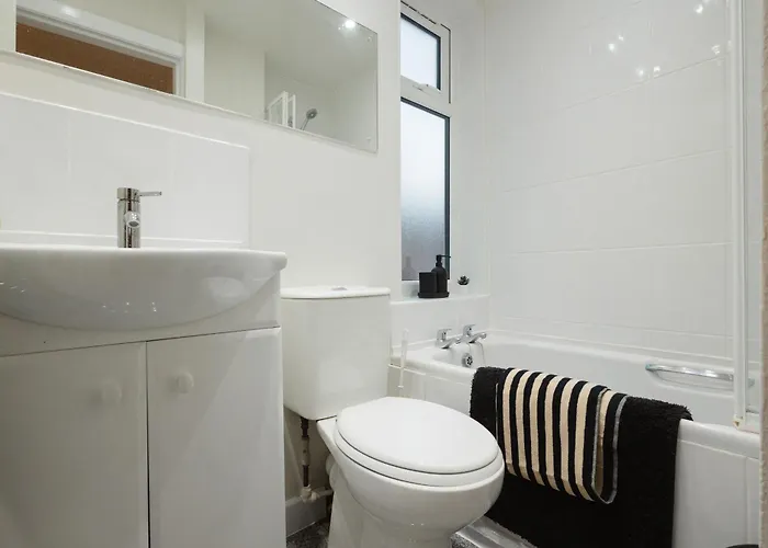 בית נופש 3 Bedroom House In Salford - Sleeps 6 Guests, Contractors, Groups, Families, Business, Leisute & Relocation Welcome, 15 Minutes From Centre, Fast Wi-fi, Smart Tv In Each Bedroom & Free Parking, Long And Short Welcome מנצ'סטר