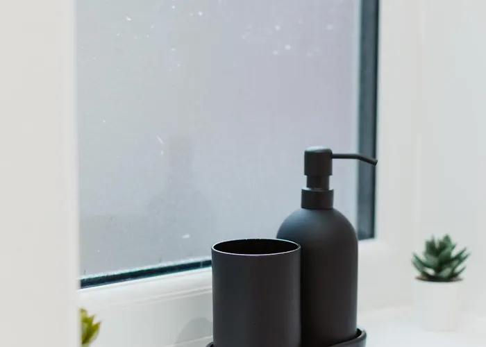 3 Bedroom House In Salford - Sleeps 6 Guests, Contractors, Groups, Families, Business, Leisute & Relocation Welcome, 15 Minutes From Centre, Fast Wi-fi, Smart Tv In Each Bedroom & Free Parking, Long And Short Welcome