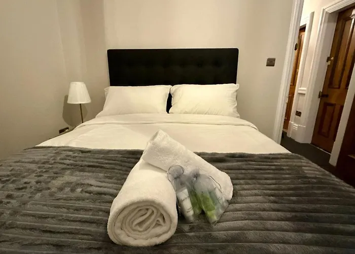 Large Luxury 4 Bedroom With Parking