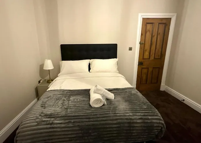 Dom wakacyjny Large Luxury 4 Bedroom With Parking Manchester