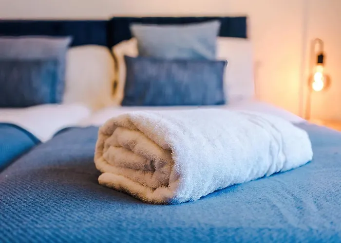 Luxury 5br Near Airport Wifi