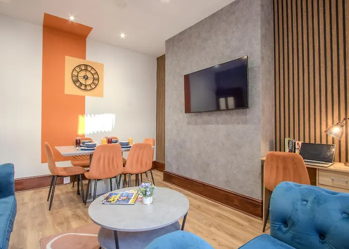 Modern & Spacious 4-bedroom Home, Family & Contractor Friendly, Nyaraló Manchester