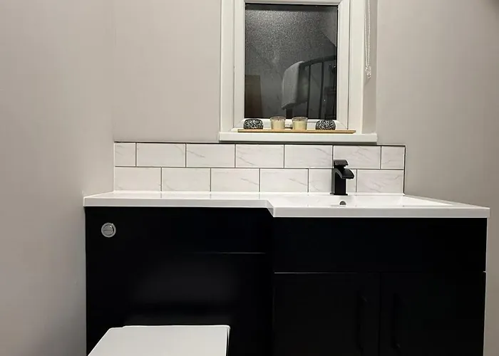 Large Luxury 4 Bedroom With Parking * Manchester