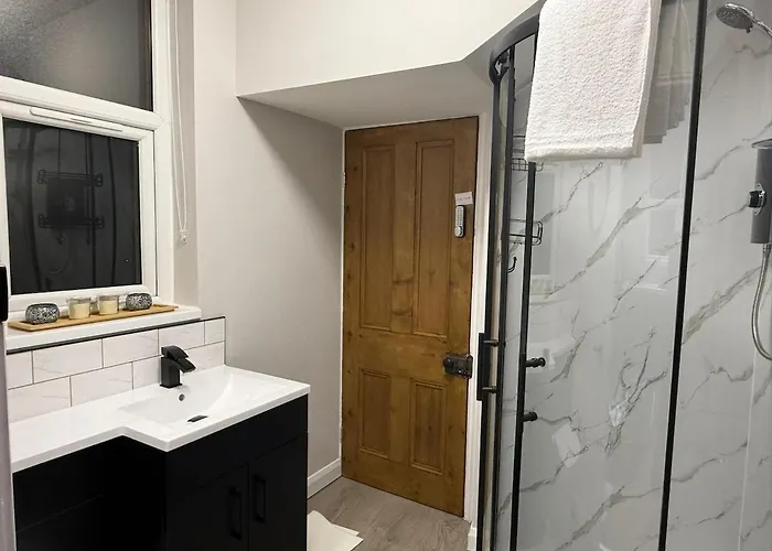 Dom wakacyjny Large Luxury 4 Bedroom With Parking *