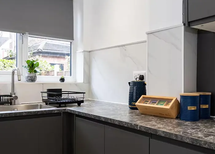 Modern & Spacious 4-bedroom Home, Family & Contractor Friendly, Nyaraló