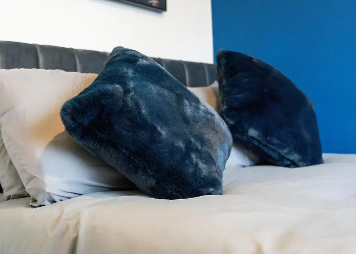 Luxury Group - - Sleeps 9