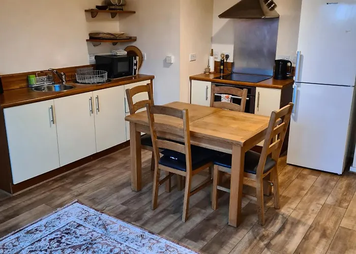 Comfy Salford 2 Bed 2 Bath Parking 아파트