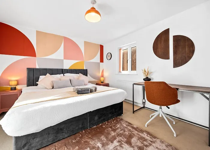 Spacious 3 Bed - Parking, Wi-fi & Garden *