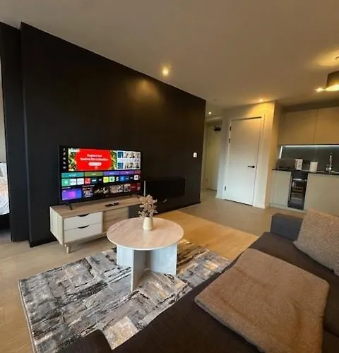 2bed With Balcony & Views Centre