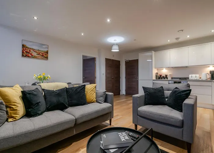 Apartamento Modern 2-bed, 2-bath Near Old Trafford, Free Parking, Ideal For Contractors And Long Mánchester