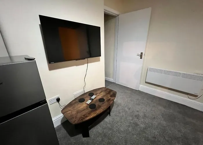 Cosy One-bedroom Ground Floor Flat In Eccles,