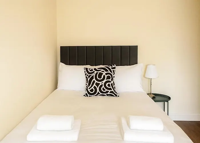 Cosy 2-bed Flat In The Heart Of Prestwich Village Apartamento