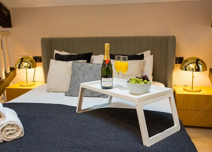 Spacious 3-bed Retreat - Modern & Super * Mánchester