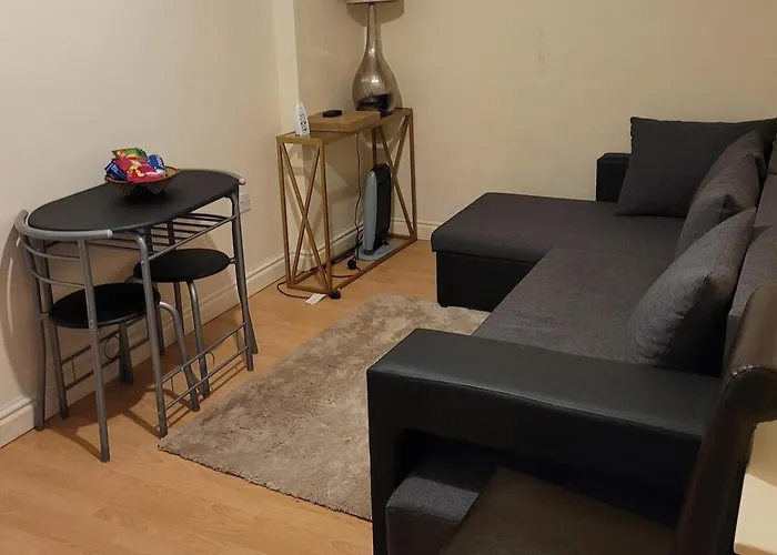 2-bed Sleeps 4 On-site Parking Apartment *