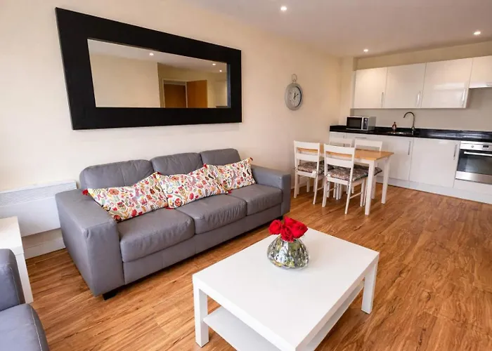 Modern 2-bed Living With Private Balcony *