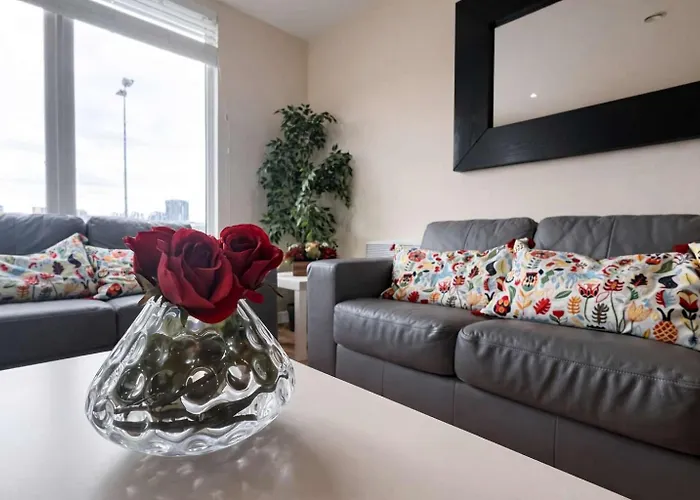 Modern 2-bed Living With Private Balcony * Манчестер