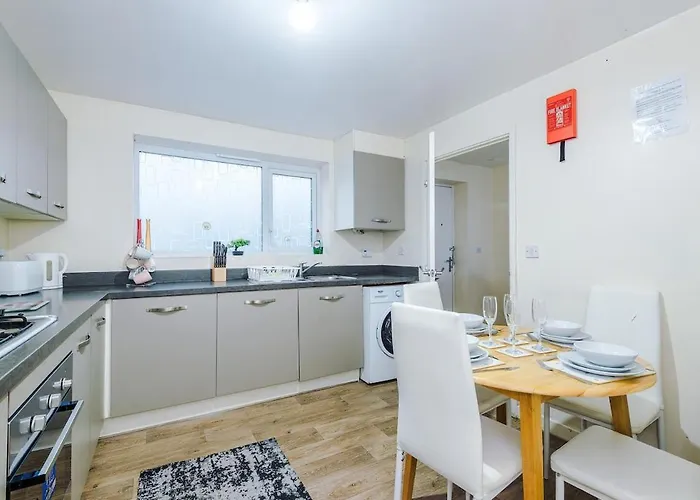 Apartament 3-Bed Gem By Parydise Properties - Spacious & Elegant Near City Centre & Etihad- Perfect For Business Or Leisure