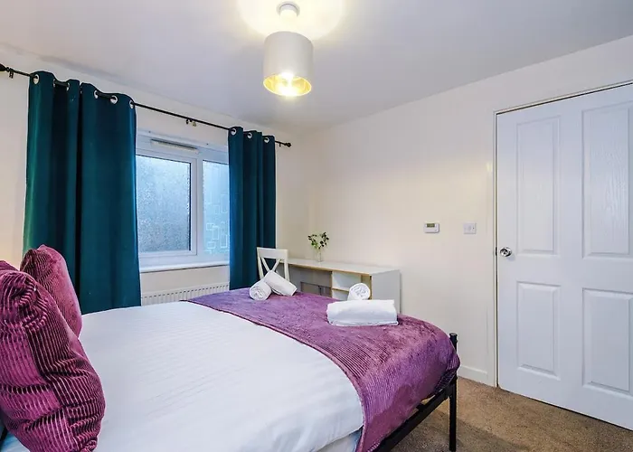 The Lawnswood - Stylish & Spacious Near Centre & Etihad - Ideal For Business Or Work - Presented By Parydise Manchester