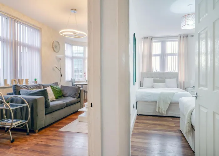 Contractor Base In Free Parking Apartment Manchester