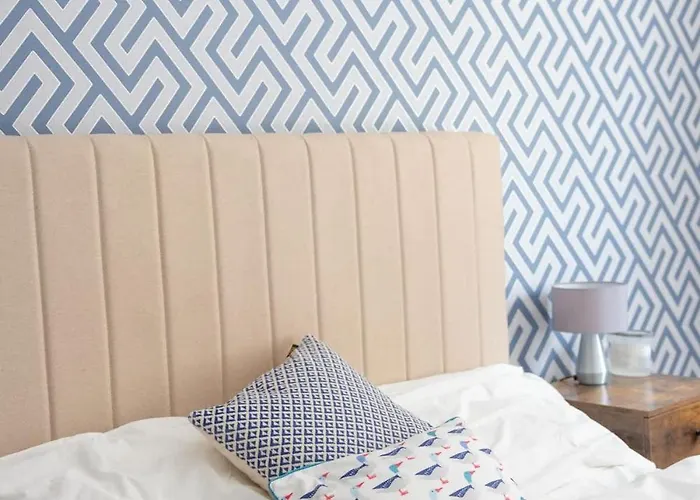 Charming 2-bed In M16 Apartment *