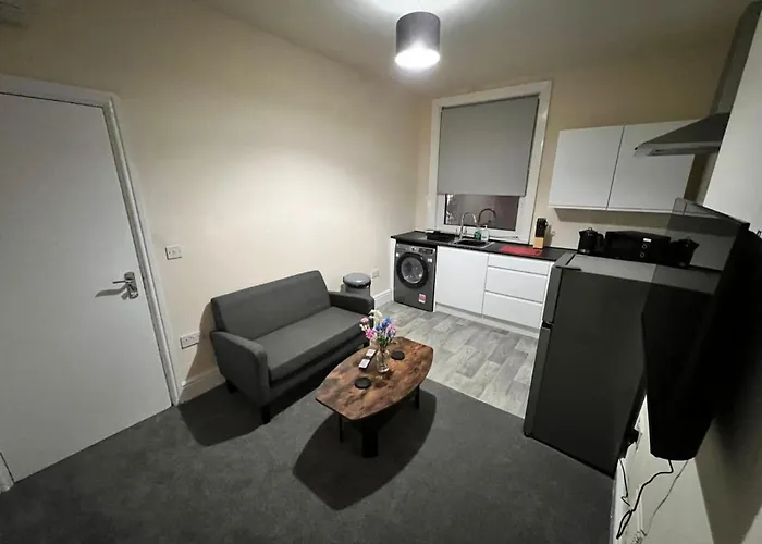 Cosy One-bedroom Ground Floor Flat In Eccles, 맨체스터