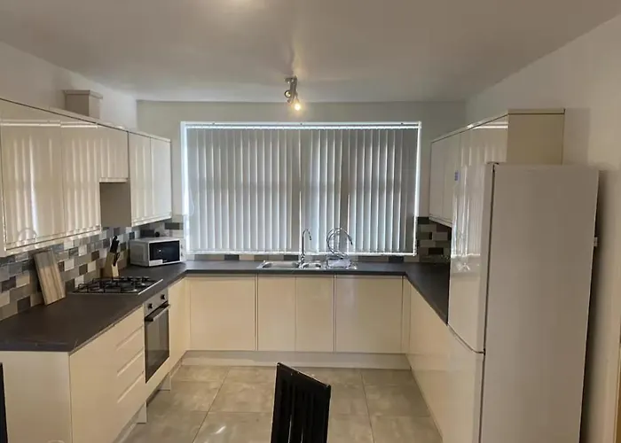 Apartman Spacious Apartment, Steps Away From Heaton Park *