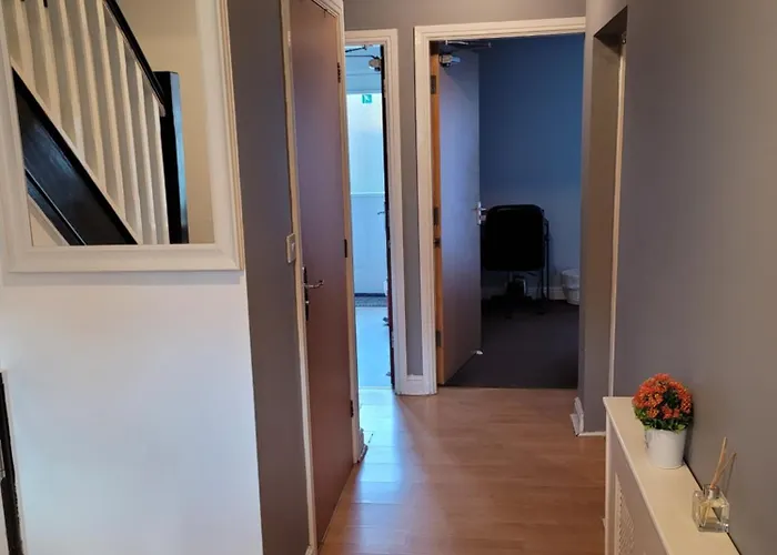 2-bed Sleeps 4 On-site Parking * Manchester