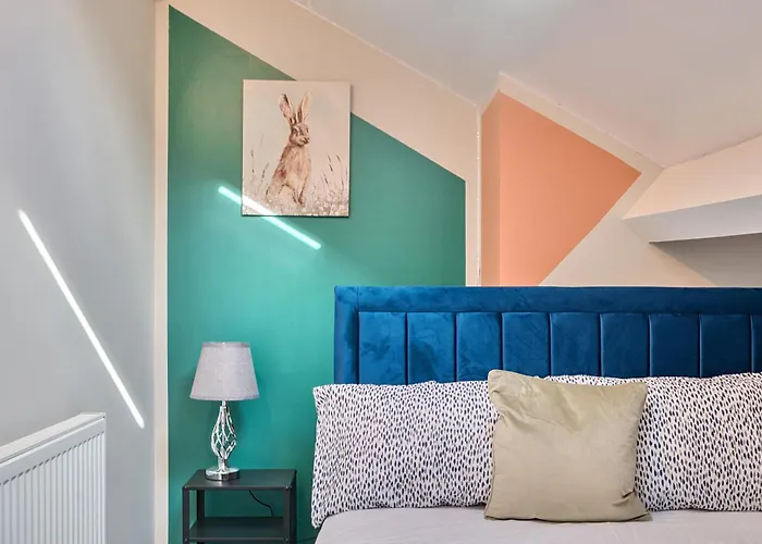 Гостевой дом Six Bedroom Group Near Mediacityuk With Garden And Lockbox Check In