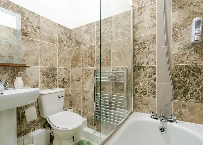 Apartment Contractor Base In Free Parking *