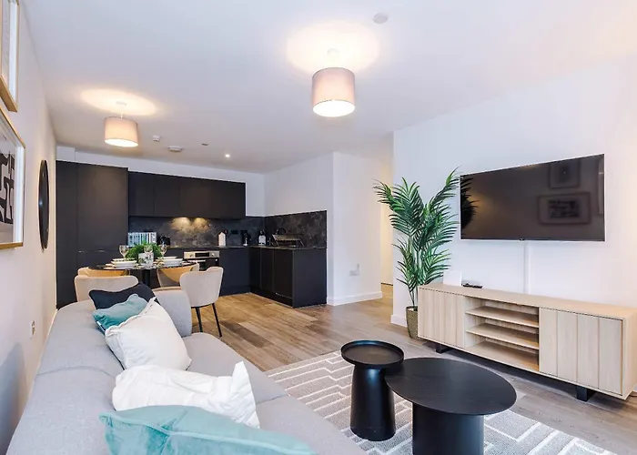 Modern 2br W Secure Parking Salford *