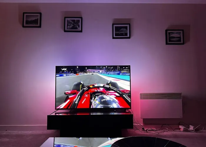 Cosy 2-bed Modern With Balcony Διαμέρισμα