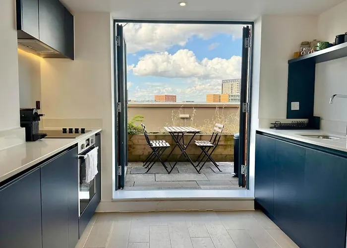 3 Bedroom Penthouse Roof Garden Parking Canal Manchester