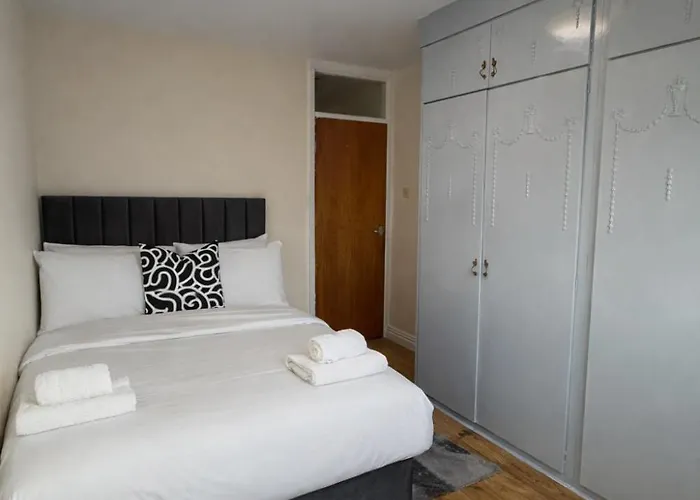 Cosy 2-bed Flat In The Heart Of Prestwich Village