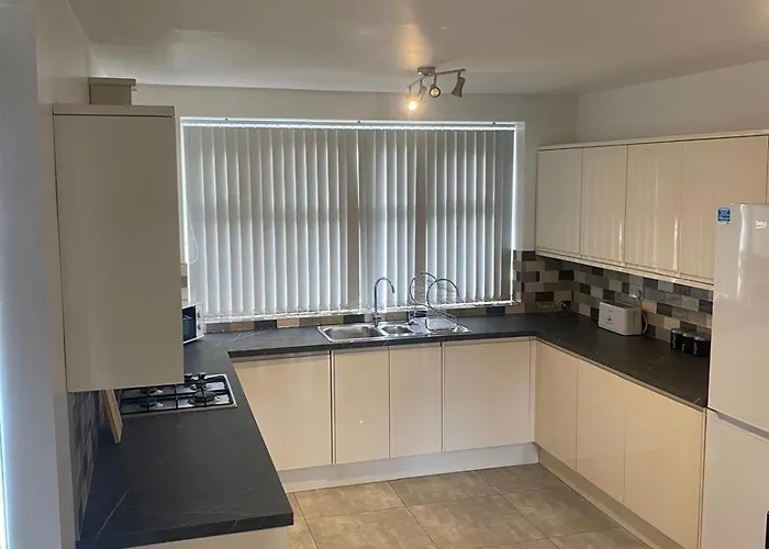 Apartman Spacious Apartment, Steps Away From Heaton Park Manchester
