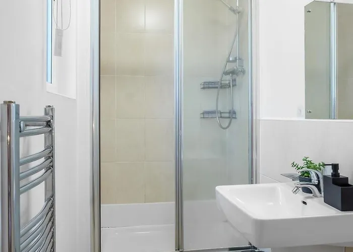 Center Base Spacious With Secure Parking Appartement Manchester