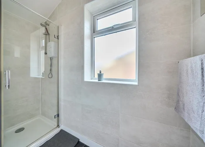 Гостевой дом Six Bedroom Group Near Mediacityuk With Garden And Lockbox Check In