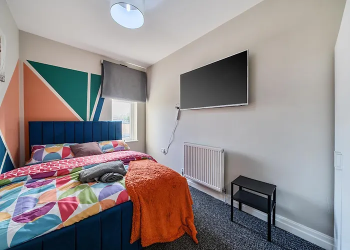 Six Bedroom Group Near Mediacityuk With Garden And Lockbox Check In Манчестер