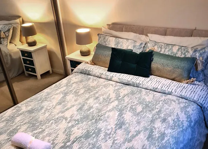 Comfy Salford 2 Bed 2 Bath Parking 아파트 *