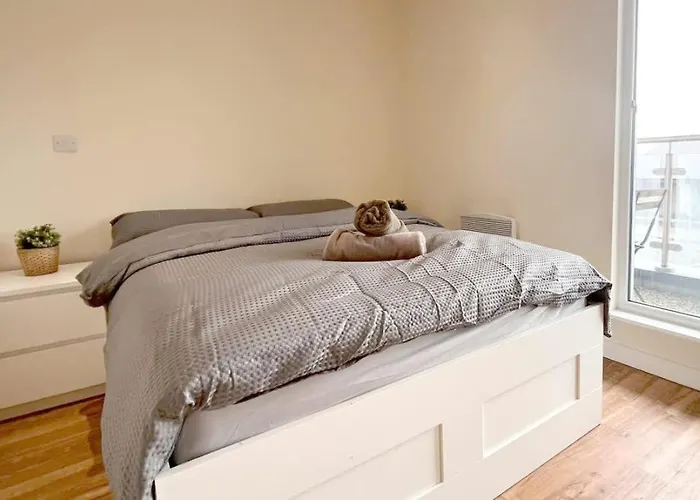 Modern 2-bed Living With Private Balcony *